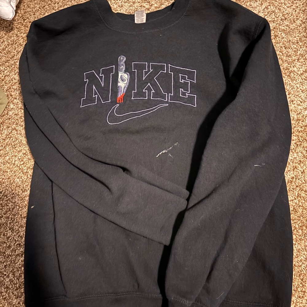Gildan Men's Black Crewneck Sweater